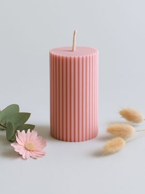 puteklaina-roze-dabiga-vaska-stavsvece-10cm Dabīgā vaska stāvsvece putekļainas rozes tonī ar rievotu faktūru uz gaiša fona