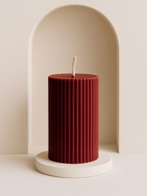 burgundy-dabiga-vaska-stavsvece-10cm Eleganta dabīgā vaska stāvsvece Burgundy tonī. Roku darbs Latvijā, degšanas laiks virs 40 stundām. Ideāla interjeram, svētkiem un dāvanām
