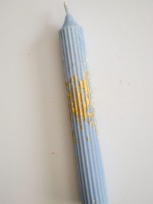 Dabīgā vaska galda svece, 18 cm, rievota, Gaiši zils ar zeltu