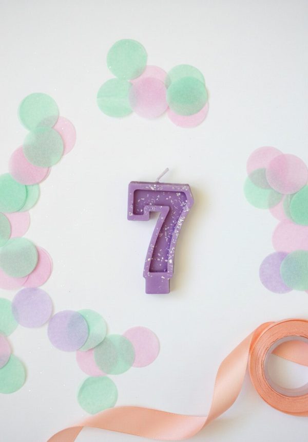 Generated20Image20September201120202520-2010_29PM-75841103.jpg Dabīgā vaska ciparu svece "7" tortēm un kūkām