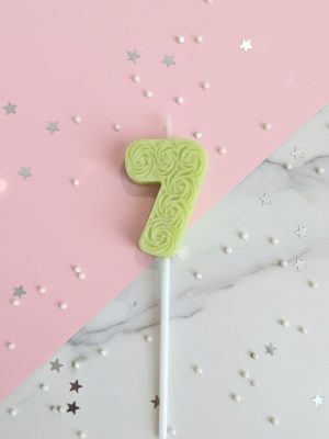 Nosaukums Dabīgā vaska kūku toperis-svecīte ar ciparu "7" Īsais apraksts Dabīgā vaska kūku svecīte ar ciparu "7" dzimšanas dienām, jubilejām un bērnu svētkiem. Roku darbs Latvijā. Elegants akcents tortēm, fotosesijām un svētku mirkļiem. Pilns apraksts Skaista svētku torte pelna īpašu rotājumu. Dabīgā vaska svecīte ar ciparu “7” ir lieliska izvēle septītajai dzimšanas dienai, jubilejām un citiem nozīmīgiem dzīves notikumiem. Svecīte ir izgatavota no dabīga vaska bez liekām sintētiskām piedevām. Tā ir videi draudzīgāka alternatīva parafīna svecēm un lieliski papildina svētku galdu ar elegantu un estētisku akcentu. Dekoratīvais reljefa raksts piešķir svecītei īpašu raksturu, padarot to par skaistu kūkas dekoru gan svinībām, gan fotogrāfijām. Piemērotas: 👶 bērnu dzimšanas dienām 🎂 pirmajai jubilejai 🍼 baby shower svinībām 🎁 raudzībām 📸 fotosesijām 🎉 tematiskām ballītēm ✨ svētku tortēm Produkta informācija Kopējais garums ar kociņu: 14 cm Cipara augstums: 5 cm Vienas svecītes svars: aptuveni 11 g Materiāls: dabīgs vasks Roku darbs Ražots Latvijā Kāpēc izvēlēties dabīgā vaska sveces? ✓ Izgatavotas no dabīga vaska ✓ Bez liekām sintētiskām piedevām ✓ Roku darbs Latvijā ✓ Elegants un svinīgs dizains ✓ Piemērotas bērnu svinībām Svarīga informācija Katra svecīte tiek dekorēta manuāli, tāpēc rakstu izvietojums un dekoratīvo elementu daudzums var nedaudz atšķirties no attēlā redzamā. Tas nav uzskatāms par defektu. Preces tonis var nedaudz atšķirties no attēlā redzamā atkarībā no ekrāna iestatījumiem un apgaismojuma. SEO virsraksts Dabīgā vaska svecīte ar ciparu 7 kūkai | Dzimšanas dienas svece Meta apraksts Dabīgā vaska kūku svecīte ar ciparu 7. Roku darbs Latvijā. Piemērota dzimšanas dienām, bērnu svinībām, fotosesijām un svētku tortēm. URL dabiga-vaska-kuku-svecite-cipars-7 Dabīgā vaska kūku svecīte ar ciparu 7 uz kociņa ar dekoratīvu reljefa rakstu bērnu dzimšanas dienām un jubilejām.