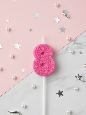 Dabīgā vaska kūku svecīte ar ciparu 8 uz kociņa ar dekoratīvu reljefa rakstu bērnu dzimšanas dienām un jubilejām.