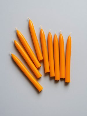 Oranzas20sveces20uz20peleka20fona-6d84472e.jpg Dabīgā Bišu Vaska Svecītes Kūku un Toršu Rotājumiem, 8cm, Oranžas
