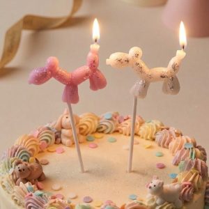 Balonu formas kūku sveces uz svētku tortes pasteļtoņos