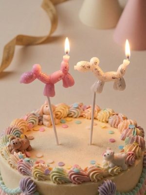 krasainas-balonu-formas-svecites-uz-tortes Balonu formas kūku sveces uz svētku tortes pasteļtoņos