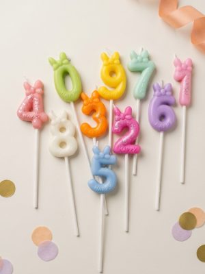 Krāsainas ciparu svecītes tortēm no 0 līdz 9 dzimšanas dienai.