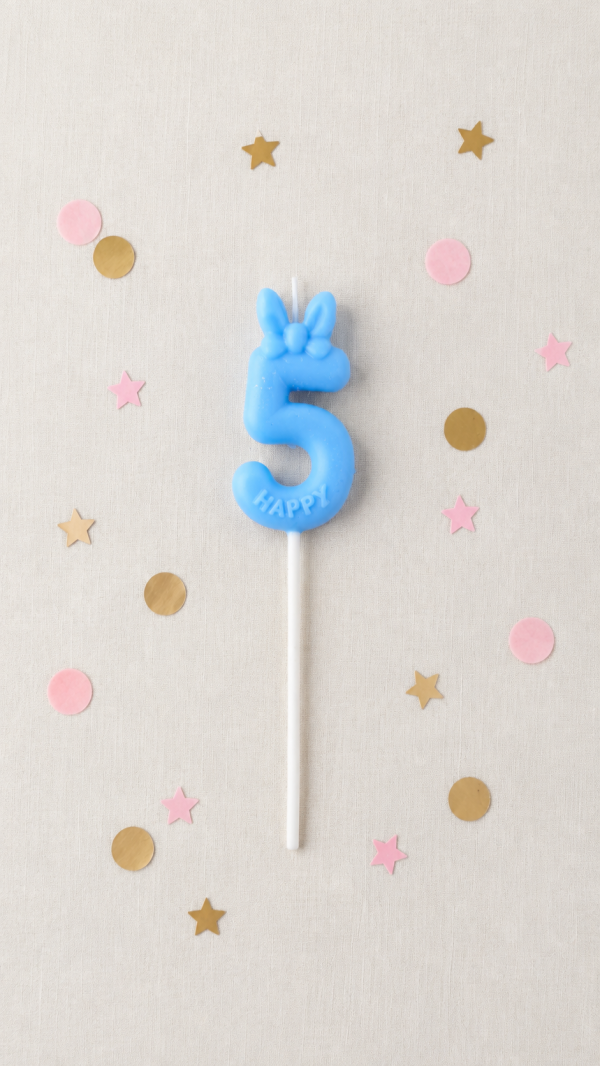 zila-cipara-5-svecite-tortei Roku darba dabīgā vaska ciparu svece "5" svētku tortes dekorēšanai.