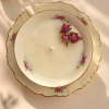 Vintage stila svece ziedu raksta krūzītē ar zeltītu maliņu un pieskaņotu apakštasīti